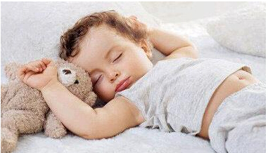 睡眠有助於孩子的生長發育，在夜間成長